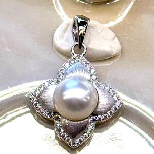 NPF3 HandmadeGenuine 7.8mmFreshwaterPearl 17mm BRUSHED CLOVER Pendant 18KWG S925